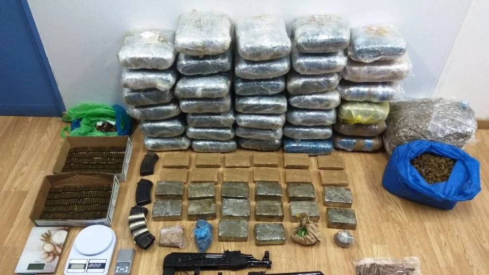 Συμμορία Αλβανών με ναρκωτικά και Καλάσνικοφ σε Σεπόλια και Κερατσίνι